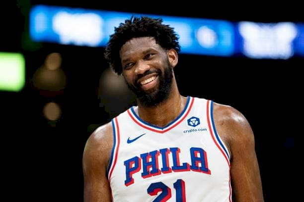 Basket-ball : Joël Embiid renouvelle son bail avec les Sixers.