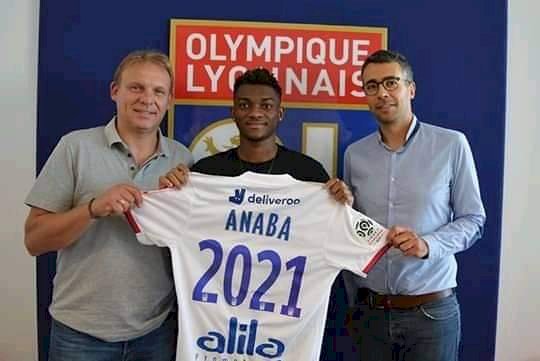 RAPHAËL ANABA SIGNE À L'OLYMPIQUE LYONNAIS.