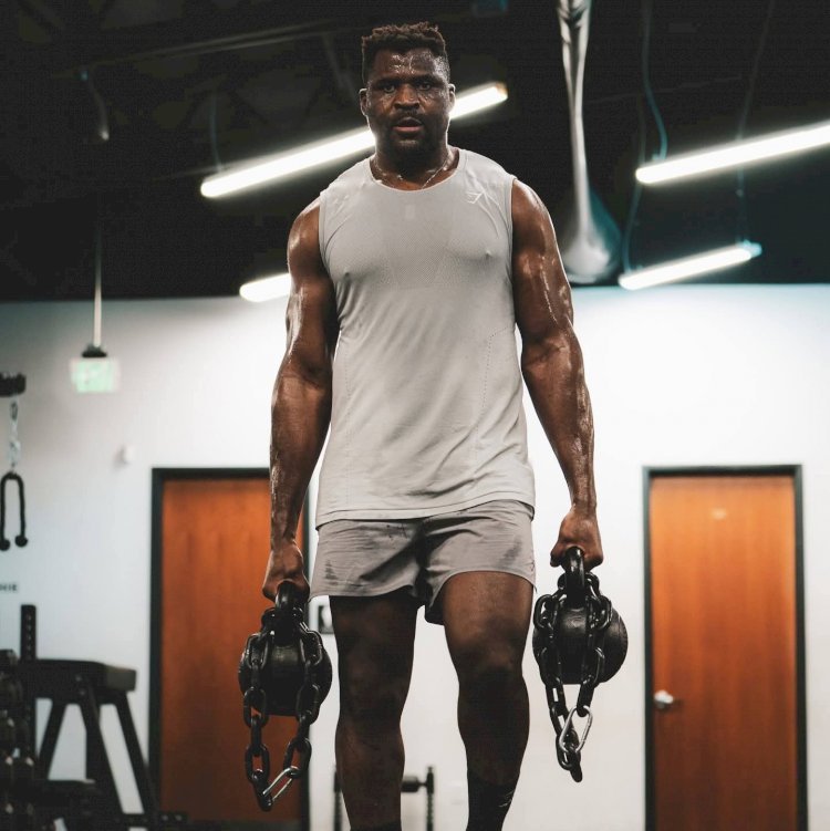 FRANCIS NGANNOU : DE RETOUR À LA SALLE DE SPORT AVEC UNE NOUVELLE MOTIVATION !