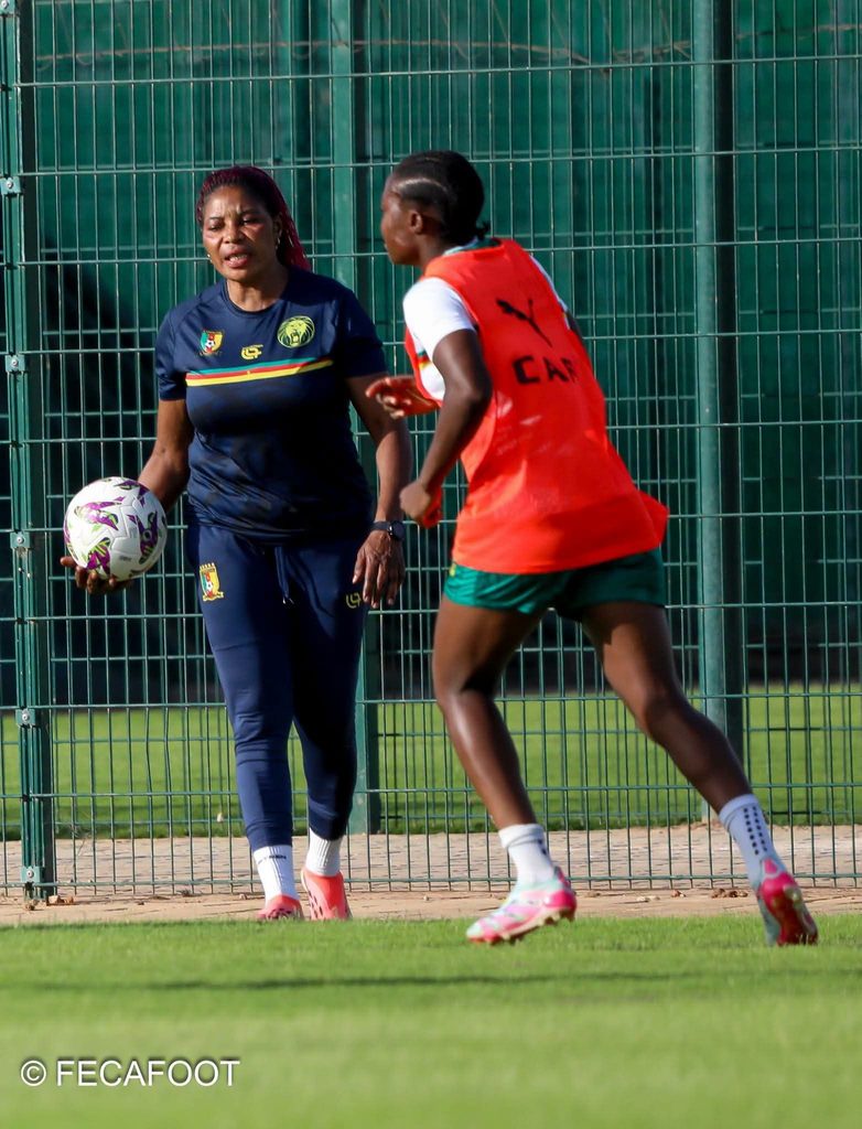Coach Valentine Nguele en action avec la sélection