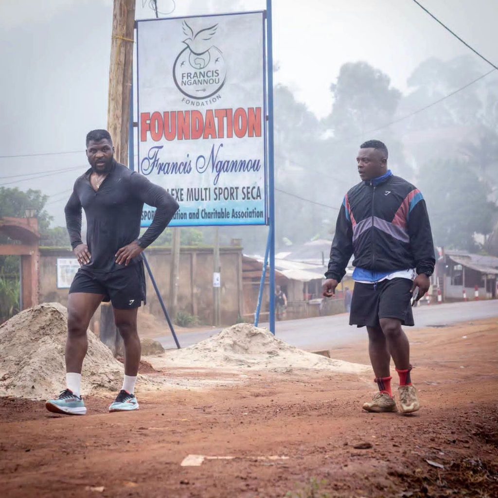 Francis Ngannou accompagné de son ami après la séance d'entrainement