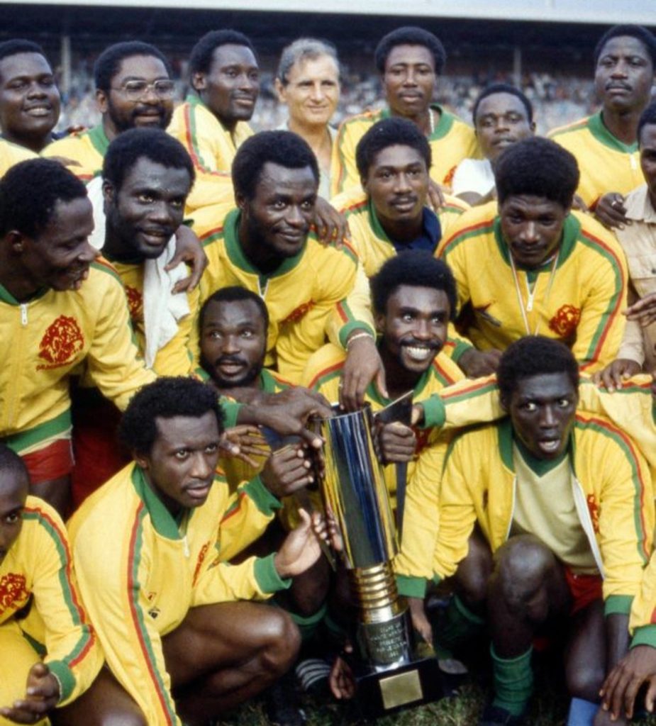 Lions Indomptables posent avec leur trophée après une belle victoire en finale