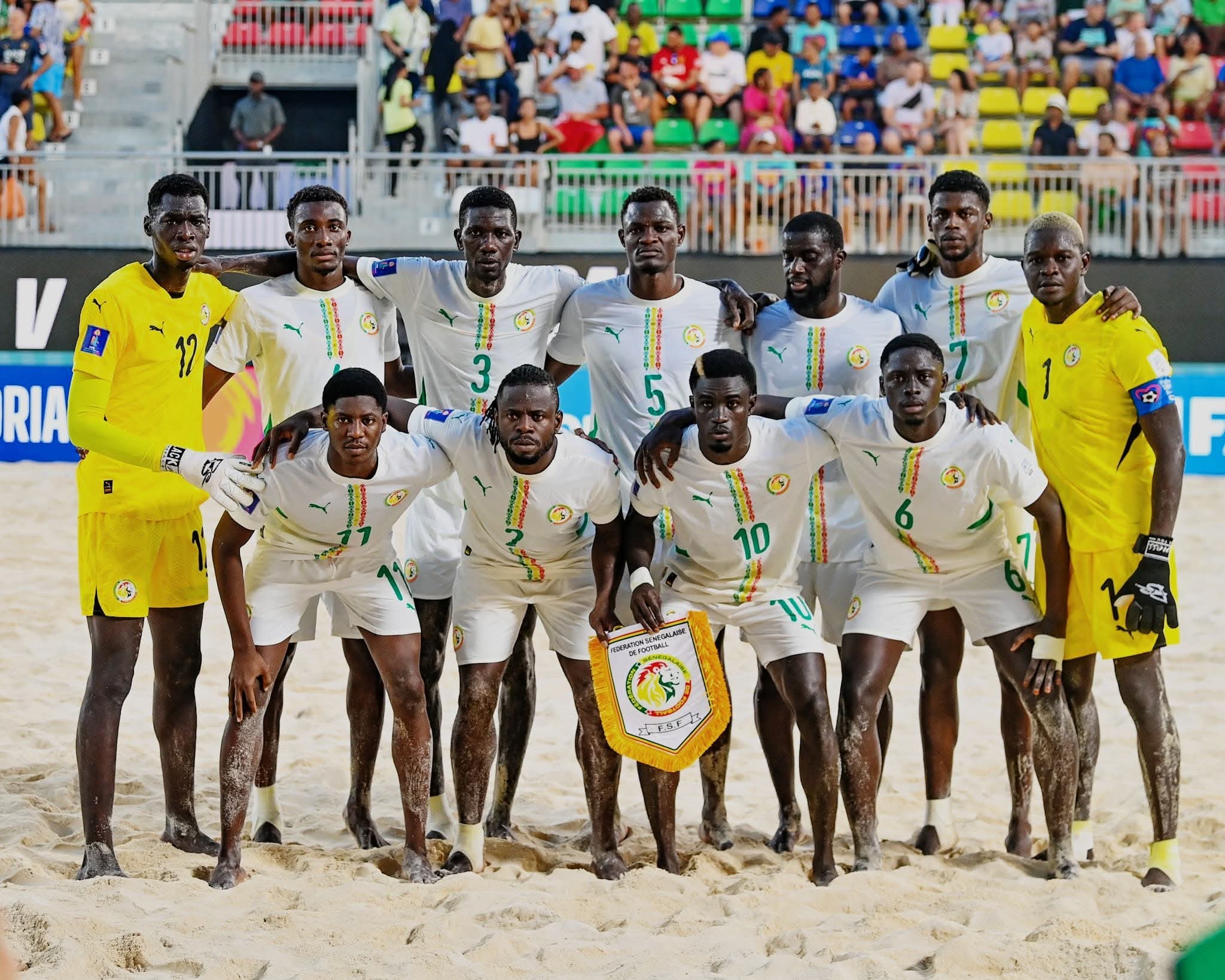 Equipe du Sénégal de Beach Soccer posant sur le terrain avant la rencontre