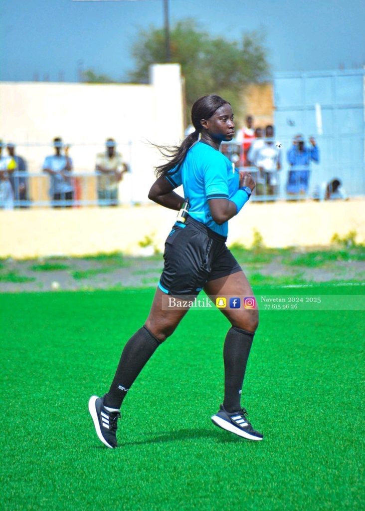 Awa Germaine Bodian dans le terrain comme arbitre