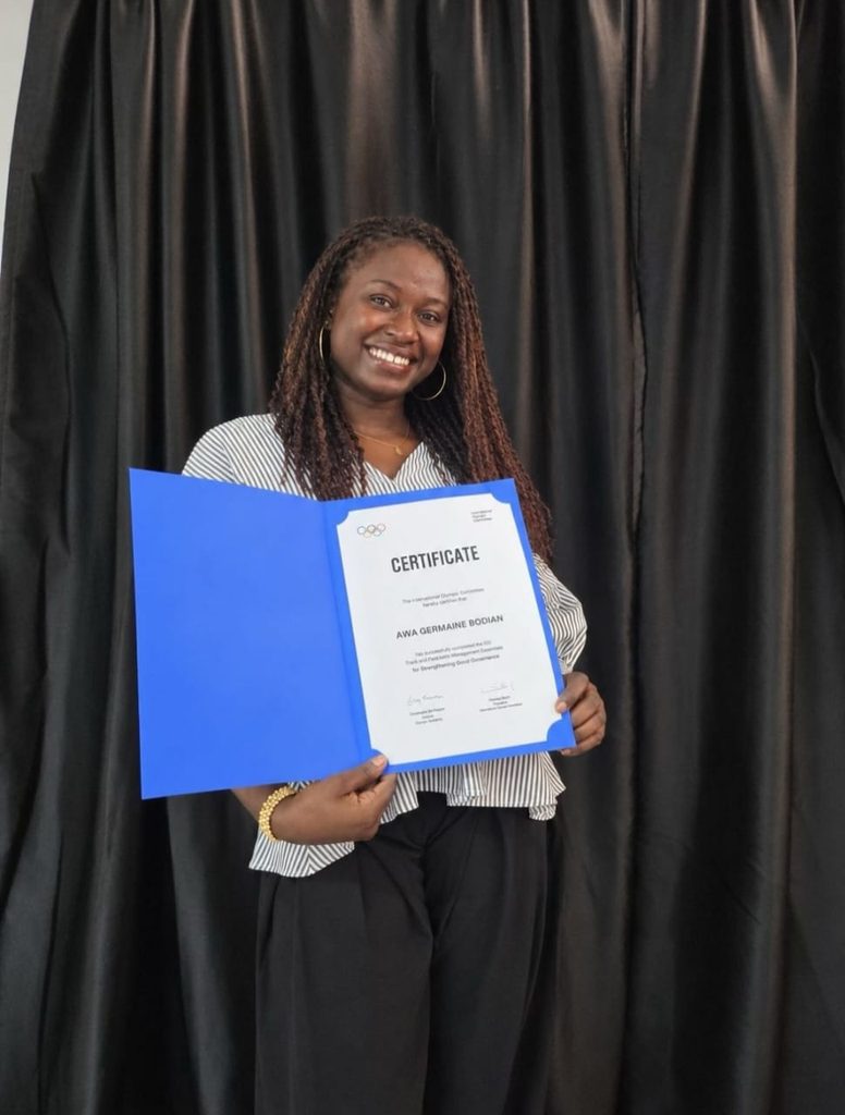 Awa toute souriante avec son certificat après  le programme International Olympic Committee – IOC Train-the-Trainers Safeguarding Essentials for Safeguarding Focal Points