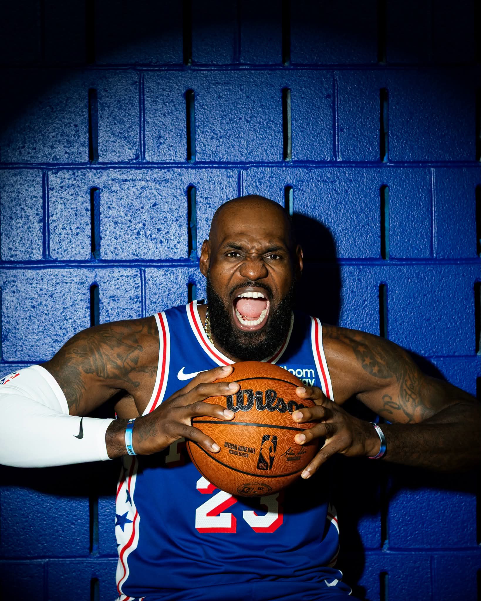 Lebron James avec le maillot des Philadelphia 76ers