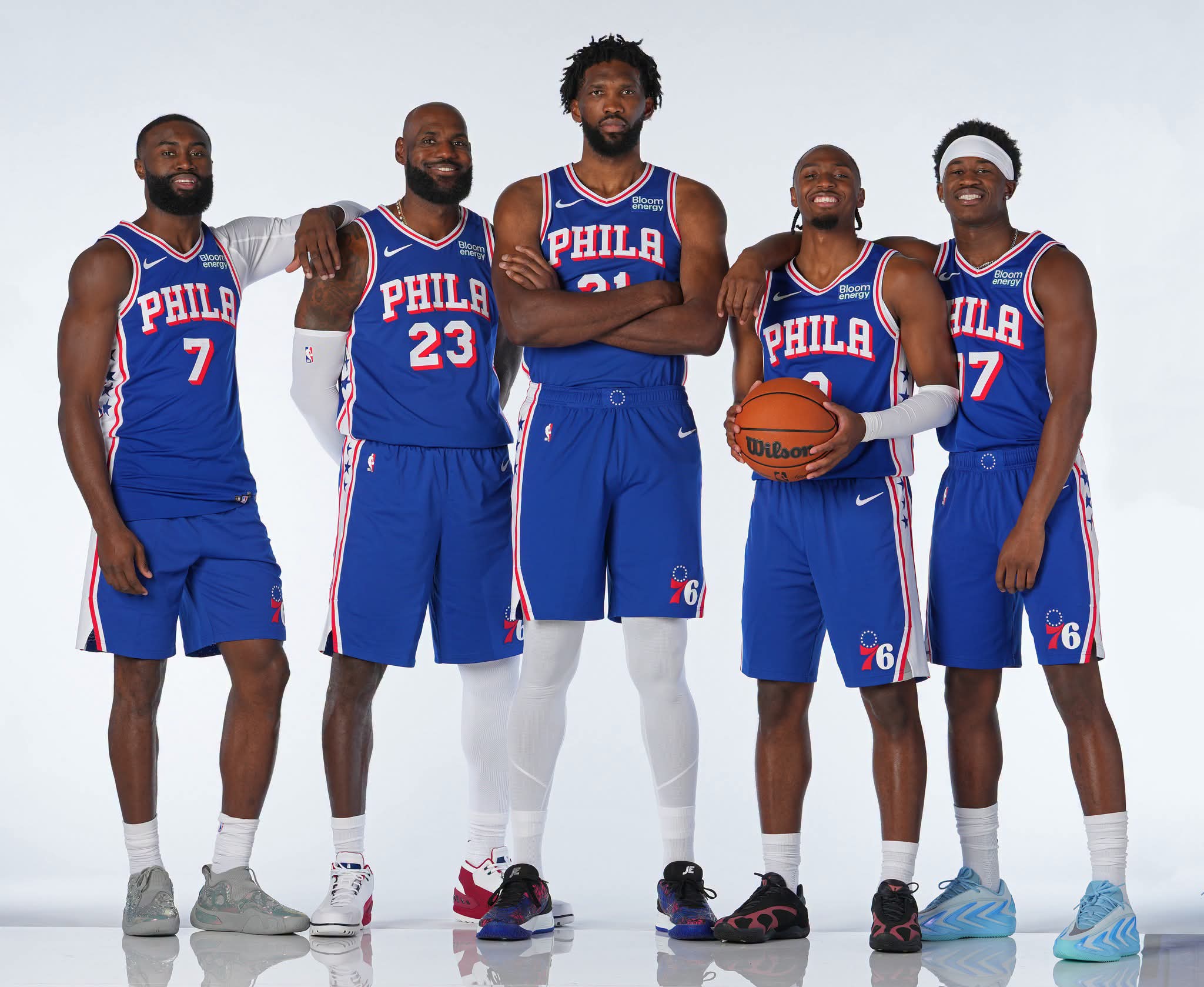 Cinq joueurs des Philadelphia 76ers en maillot pour la saison NBA 2026-2027