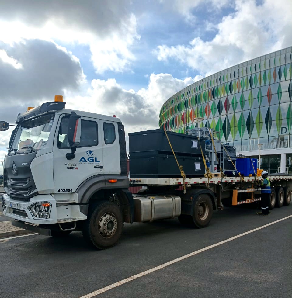 Camion AGL chagé e matériel devant Dakar Arena pour les JOJ Dakar 2026