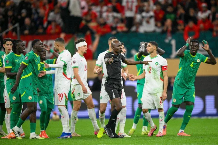 Joueurs du Sénégal et du Maroc lors de la finale de la CAN TotalEnergies 2025, avant le verdict du TAS.