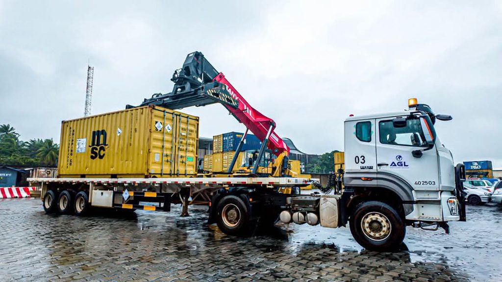 Un camion AGL transportant du  matériel pour une destination précise.