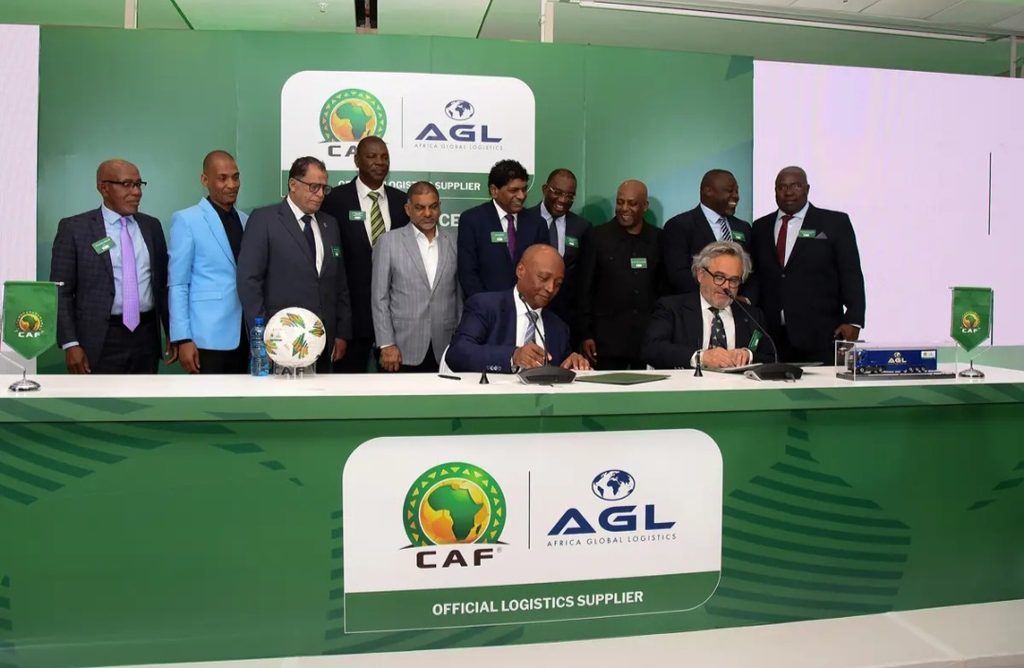 Signature du contrat de partenariat entre le président de la CAF Patrice Motsepe et le president de AGL Philippe Labonne