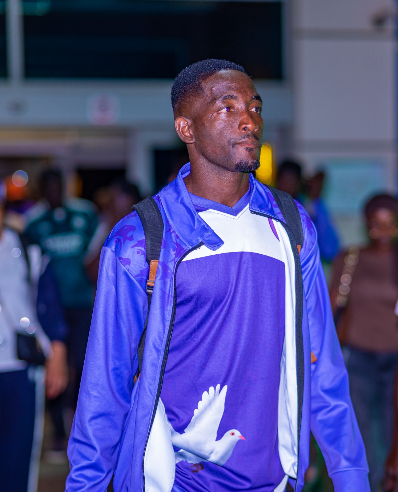 Édouard Sombang, gardien de but de Colombe Sportive du Dja et Lobo, avant le match contre Teungueth FC à Dakar.