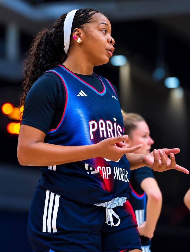 Hermine Ngueko, pivot camerounaise du Paris Basketball féminin, en action lors d’un match de basketball.