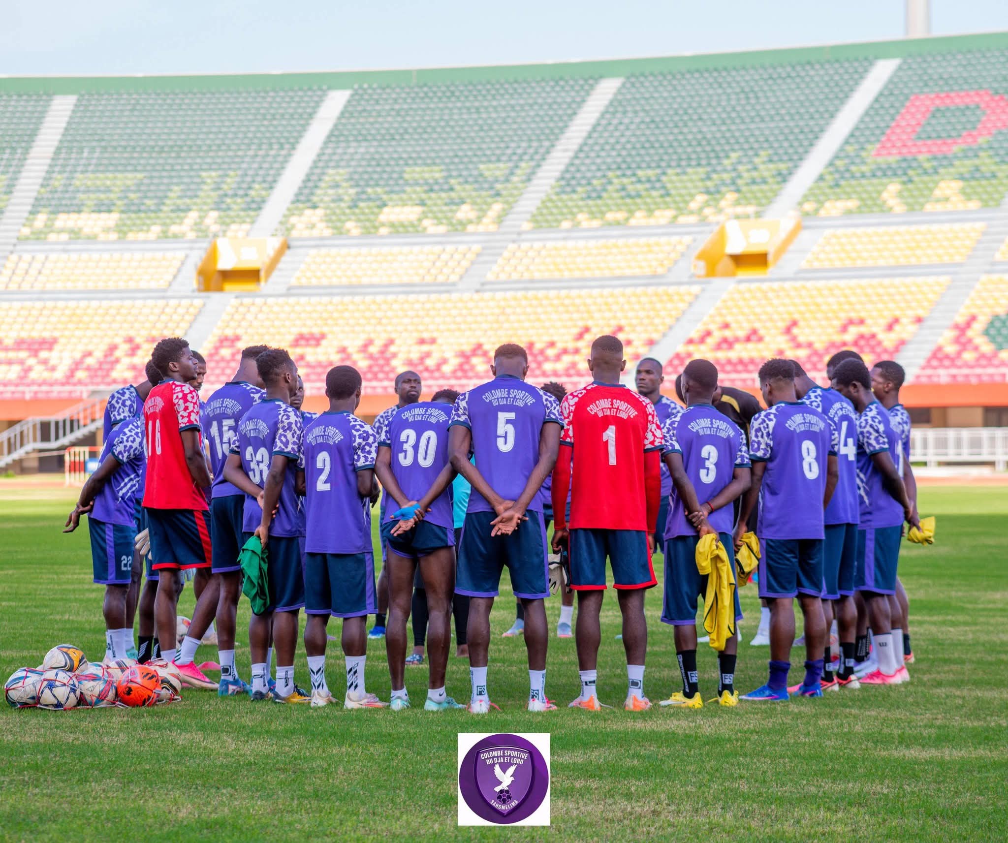 Les joueurs de Colombe Sportive du Dja et Lobo réunis sur la pelouse avant leur match contre Teungueth FC en Ligue des champions CAF.