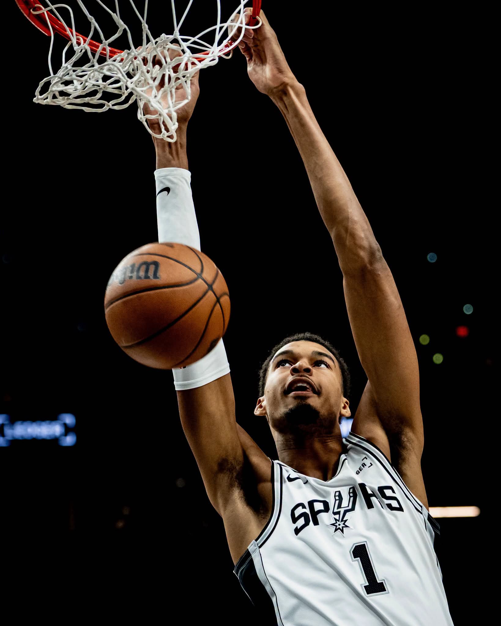 Wembanyama des San Antonio Spurs numéro 1 réalisant un dunk lors d’un match de basketball NBA.