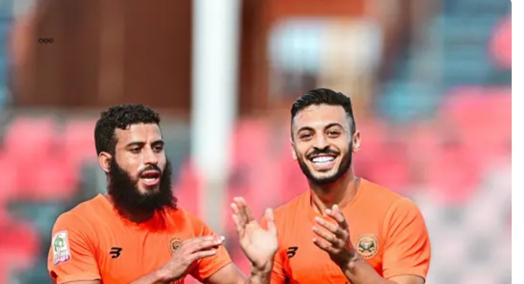 Joueurs de la RS Berkane en maillot orange lors d’une rencontre de football.