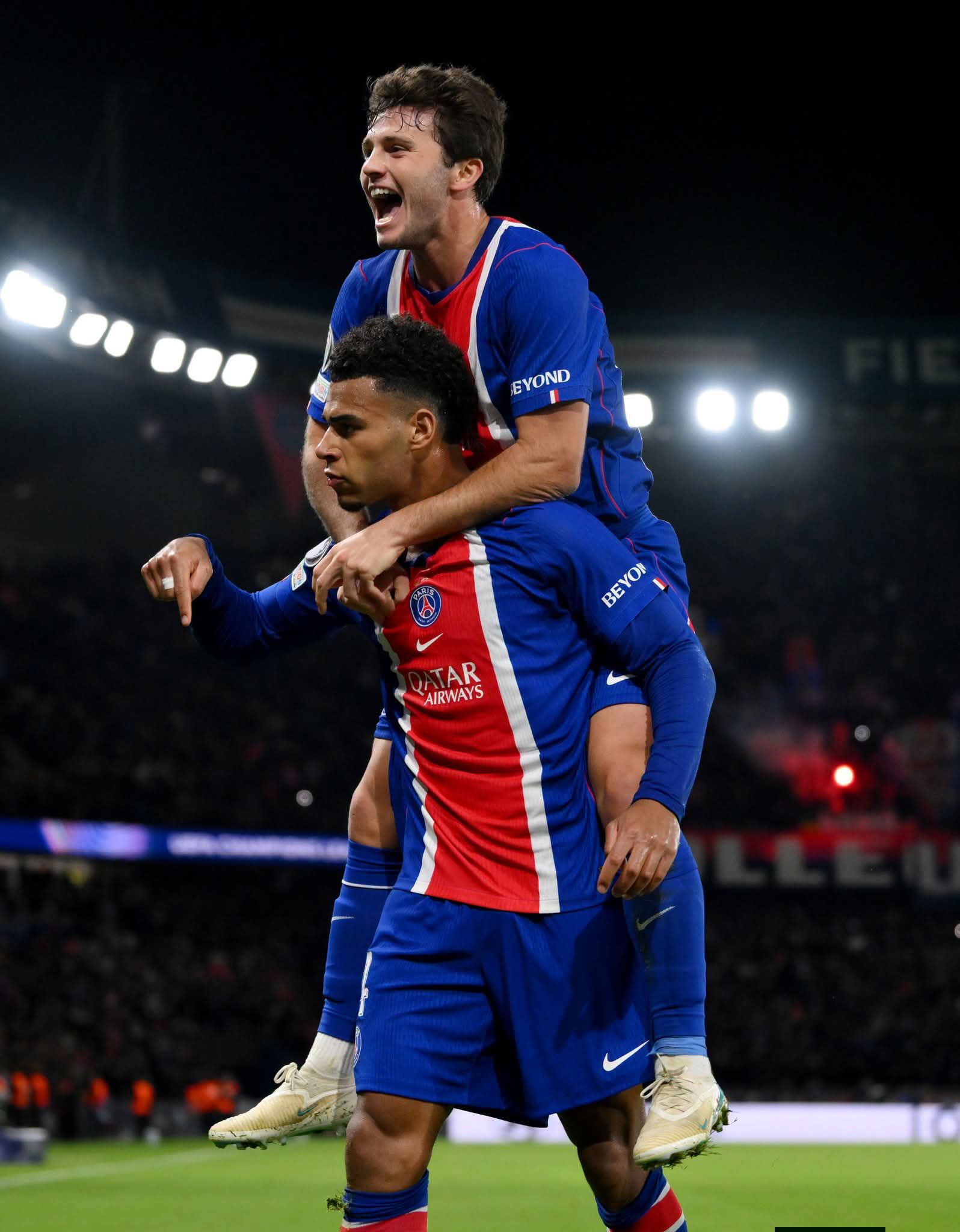 Célébration des joueurs du PSG après la victoire parisienne 4-2 au Parc des Princes.