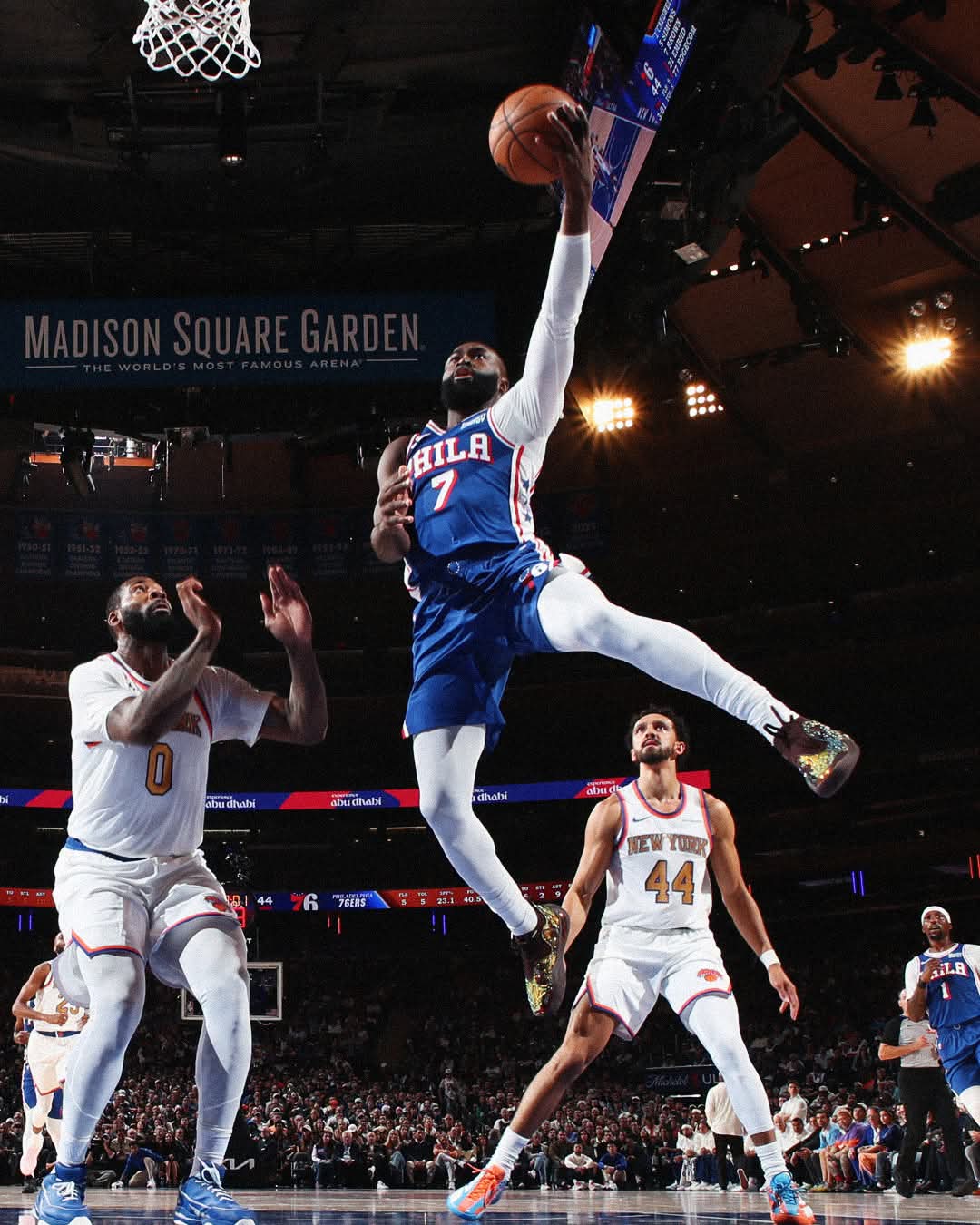 Tyrese Maxey des Philadelphia 76ers attaque le panier face aux New York Knicks en NBA
