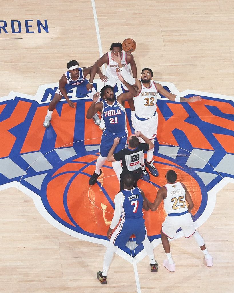 Joel Embiid des Philadelphia 76ers lutte au coup d'envoie face aux New York Knicks en NBA