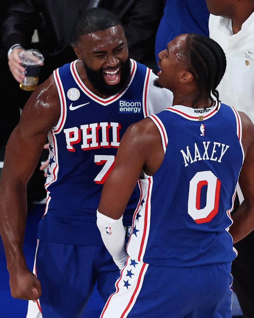 Tyrese Maxey et un coéquipier des Philadelphia 76ers célèbrent la victoire contre les New York Knicks